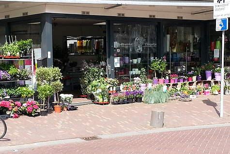 Vooraanzicht bloemenwinkel 't Singeltje met bloemen voor de deur